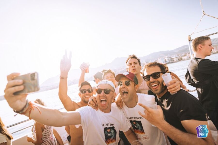 benalmadena-boat-party-with-a-drink-overview-of-the-boat-party