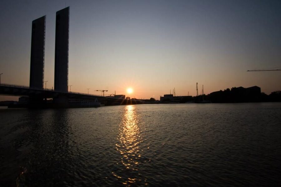 Bordeaux: Evening Aperitif Cruise on the River Garonne