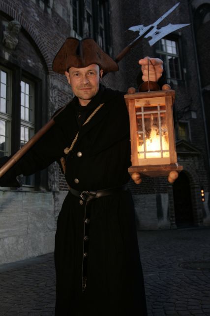 Bremen: Walking Tour in German With Night Guard