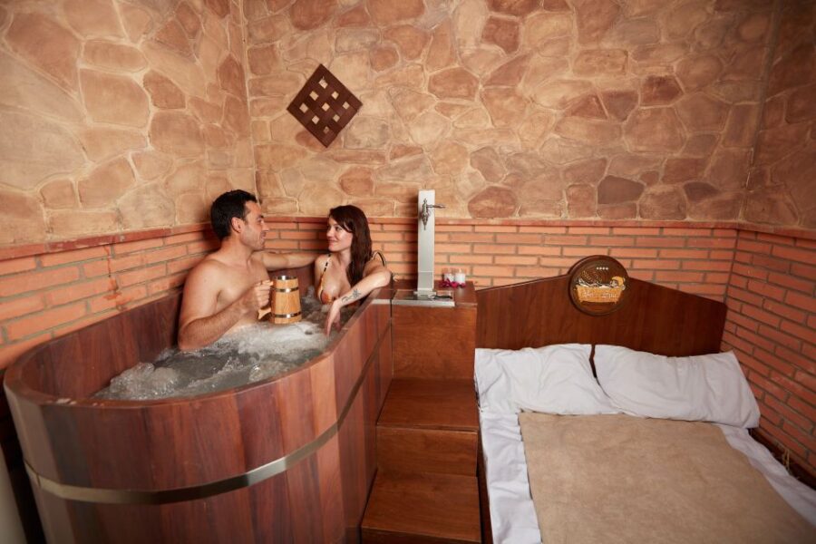Cadiz: Beer Spa Entry Ticket With Beer and Local Snacks