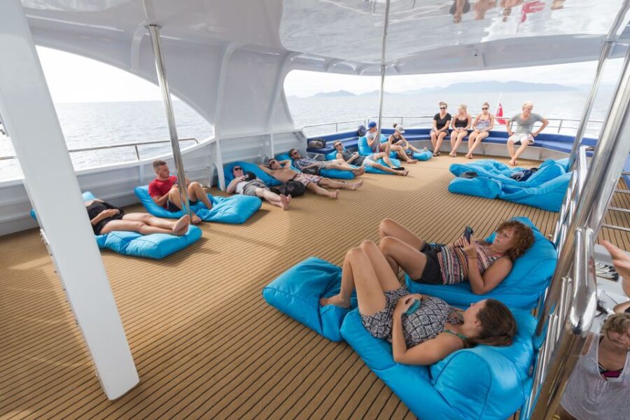 Cairns: Great Barrier Reef Cruise & Scenic Helicopter Flight