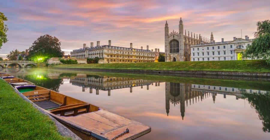 Cambridge: Chauffeured Punting Tour