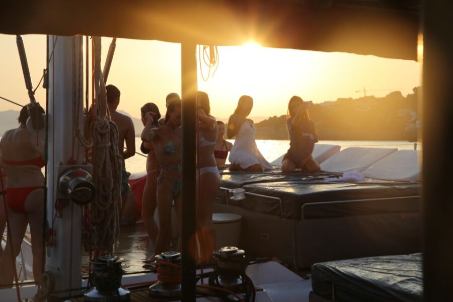 Cambrils: Sunset Catamaran Cruise With Drinks - Activity Overview