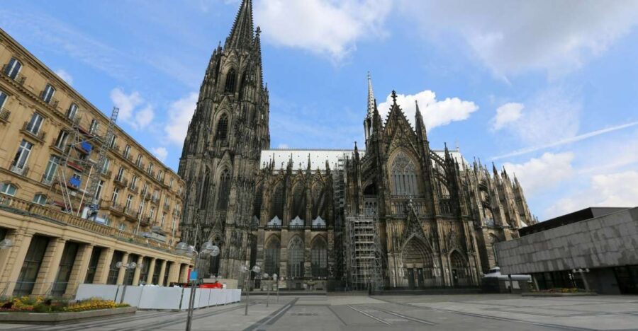 Cologne: First Discovery Walk and Reading Walking Tour