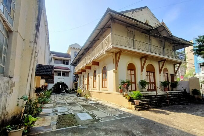 Discover the Hidden Gems of Bandra on an Engaging Walking Tour - Explore Chhatrapati Shivaji Terminus