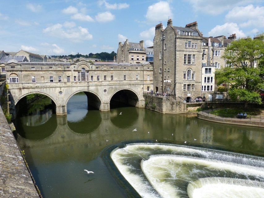 gems-of-bath-private-walking-tour-pulteney-bridge-iconic-architecture