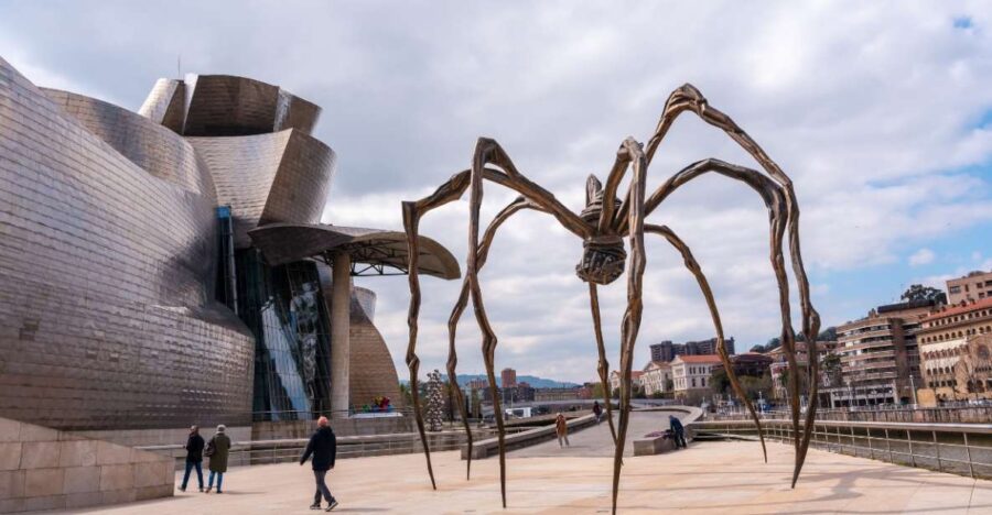 Guggenheim Museum Bilbao Private Tour With Official Guide - Exploring the Guggenheims Architecture