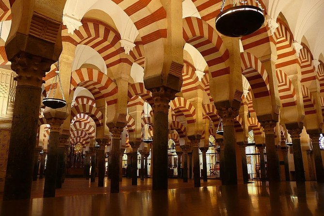 guided-visit-to-the-mosque-cathedral-jewish-quarter-alcazar-and-synagogue-official-guide-the-jewish-quarter