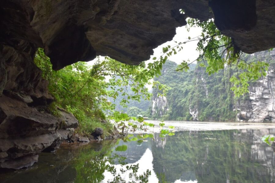 Hoa Lu -Tam Coc Rowing Boat, Buffet Lunch, Limousine Van - Tour Overview