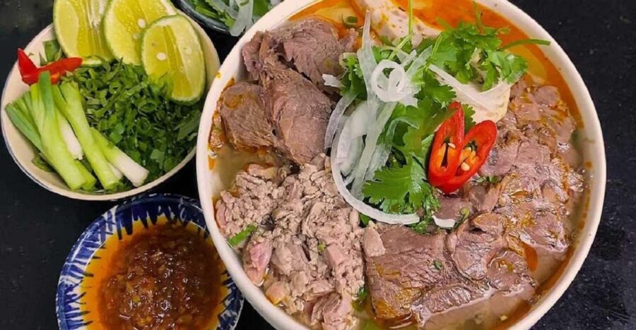 Hue Food Tour by Walking or Cyclo or Motorcycle With Driver