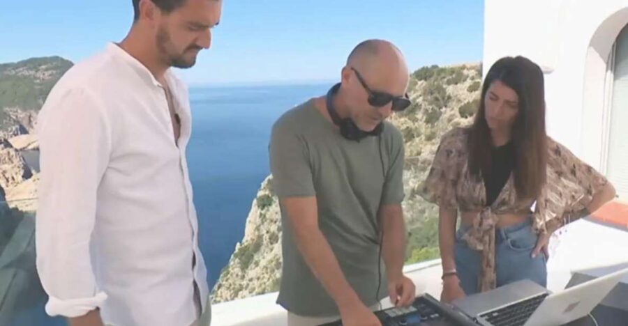 ibiza-dj-lesson-sunset-and-party-at-cafe-del-mar-about-the-dj-class