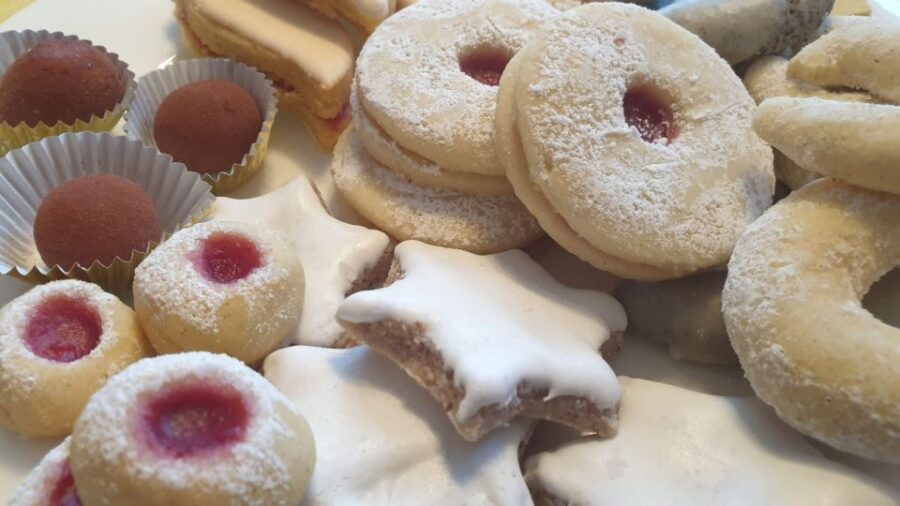 Innsbruck: Christmas Tour With a Licensed Guide - Discover Innsbrucks Festive Old Town