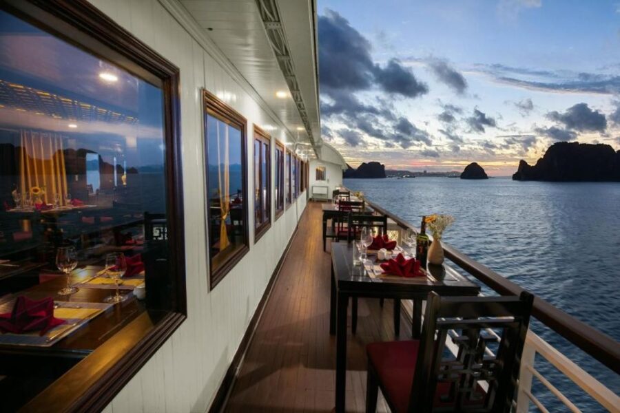 la-regina-4-star-cruise-halong-bay-bai-tu-long-bay-overview-of-the-cruise
