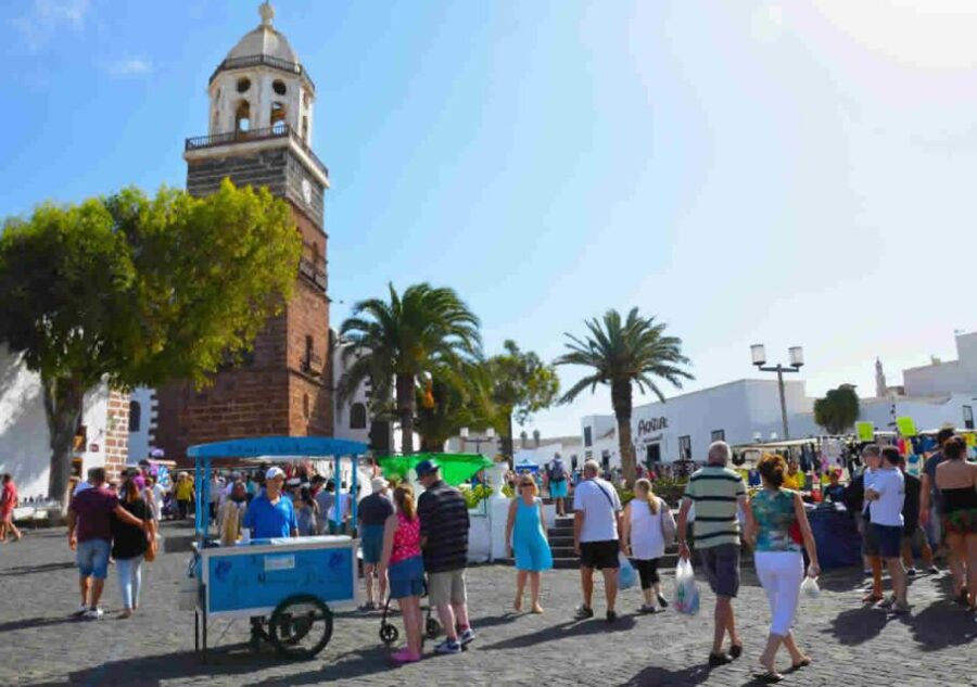 Lanzarote: Teguise Handicraft Market and La Graciosa Island - Teguise Handicraft Market Exploration
