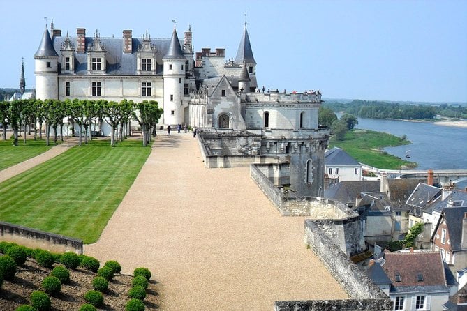 Loire Valley Castles VIP Private Tour: Chambord, Chenonceaux, Amboise