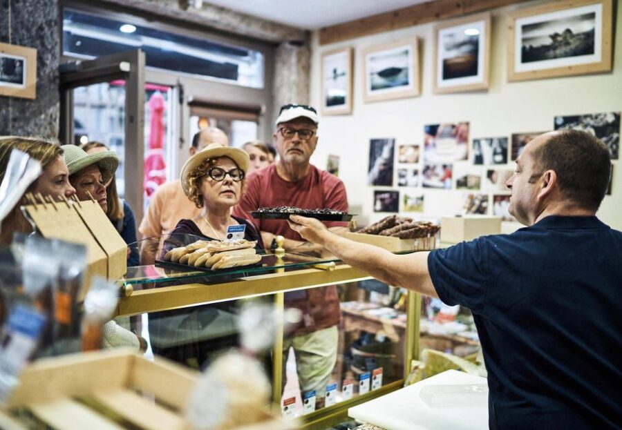 Lyon: Vieux Lyon Food Tasting Walking Tour