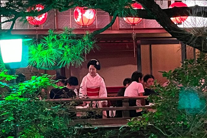 Maiko/Geisha Beer Garden & Local Sake Stand Private Tour in Kyoto