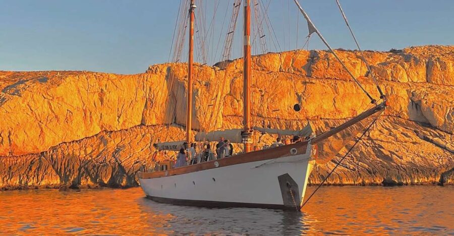 Marseille: Sunset Sailing Dinner in the Frioul Archipelago