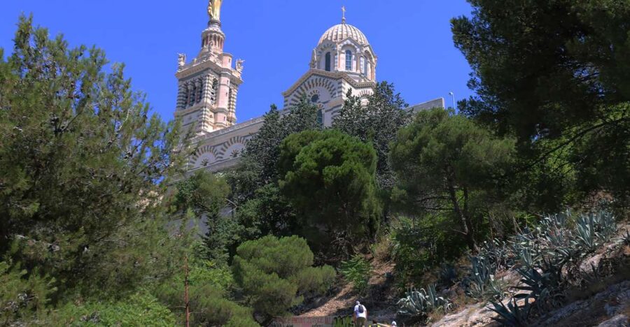 Marseille: Urban Hiking Tour With a Local Guide - Meeting Point and Guide Identification