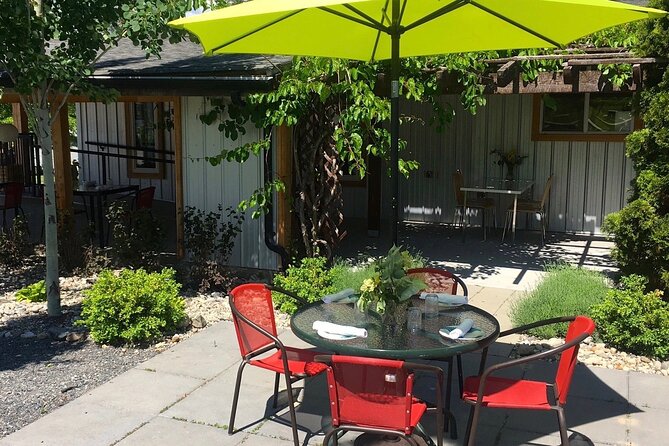 Okanagan Bee Tour and Lunch at Winery in Kelowna