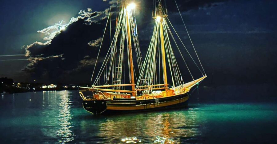 Palamós: Sunset Boat Tour With Glass of Cava