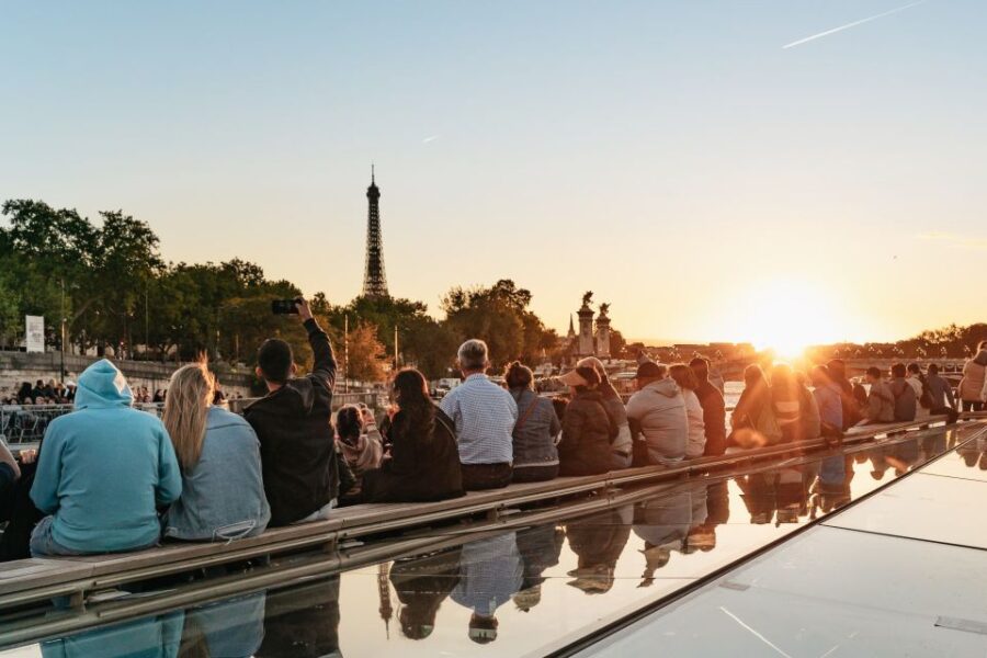 Paris: 1-Hour Sightseeing Cruise With Bistro Dinner