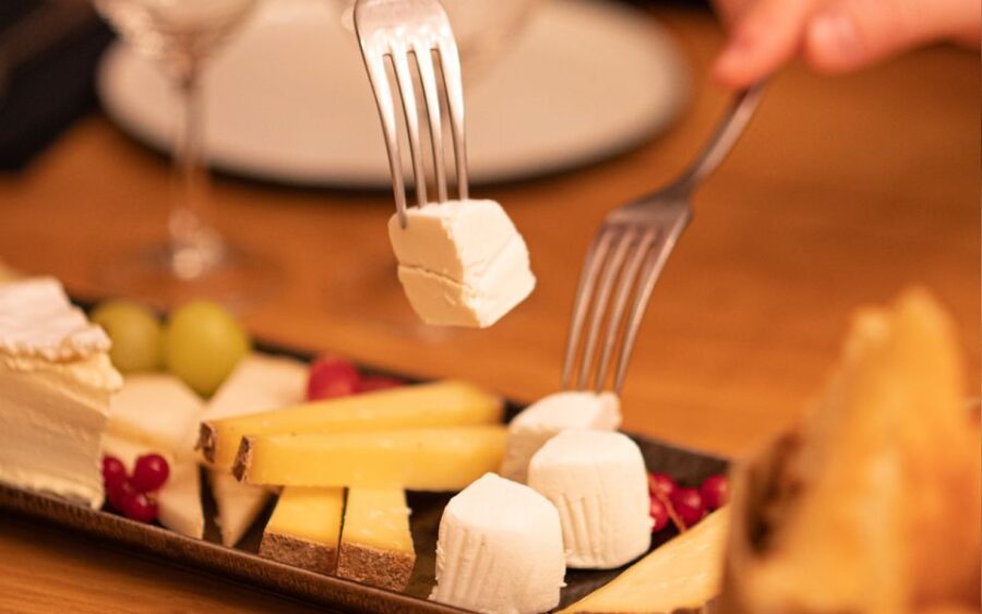 paris-aperitif-wine-and-cheese-tasting-experience-exploring-les-caves-du-louvre