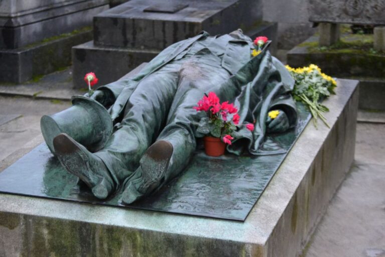 Paris: Pere Lachaise Cemetery Guided Tour