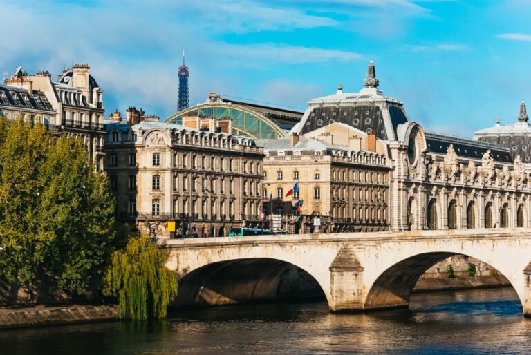 Paris: Romantic Cruise With 3-Course Dinner on Seine River