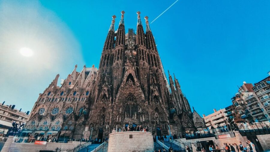 Photo Tour: Barcelona Famous Landmarks - Tour Duration and Guide