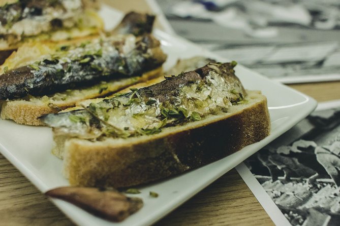 Porto Food & Local Drinks Evening Tour by Food Lover Tour