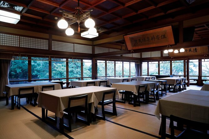 Private Food and Architecture Walking Tour in Kinsuite - Lunch Experience