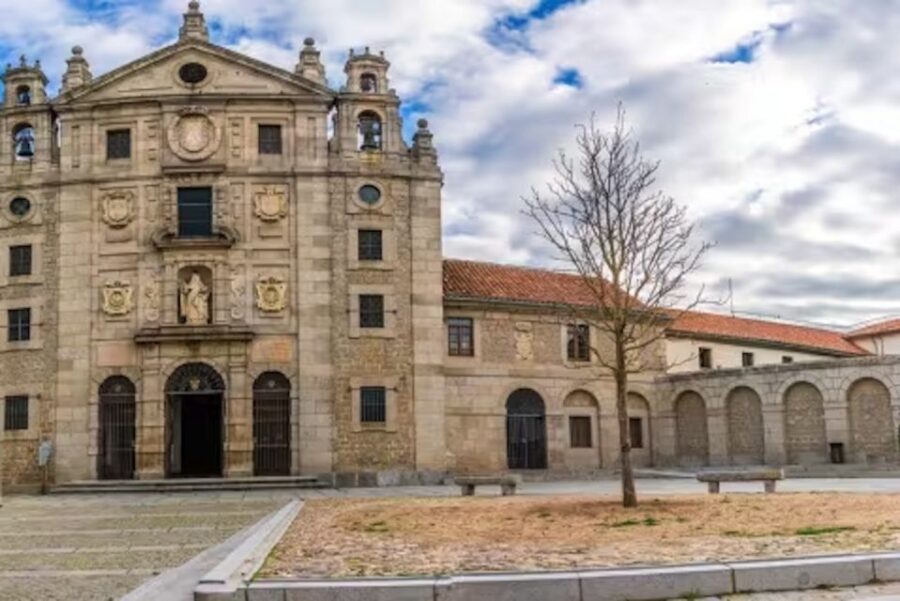 Private Tour Avila and Segovia With Hotel Pickup - Tour Overview