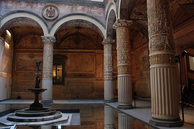 PRIVATE Walking Tour Around Medici Family