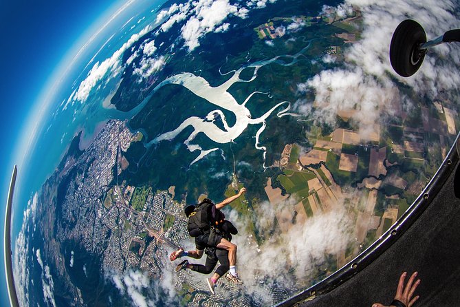 reef-and-rainforest-tandem-skydive-in-cairns-overview-of-the-experience