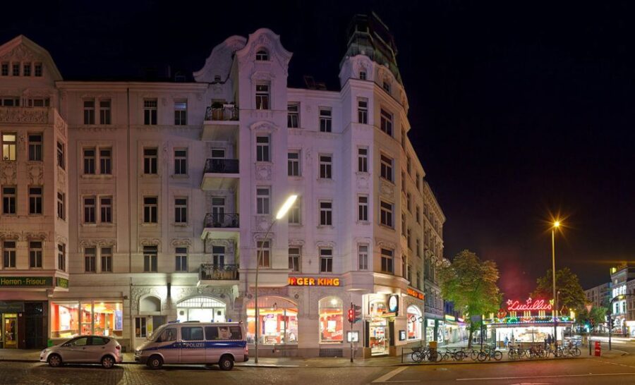 Reeperbahn Walking Tour With St. Pauli Local