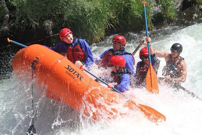 rogue-river-thrill-seeker-kayaking-on-the-rogue-river