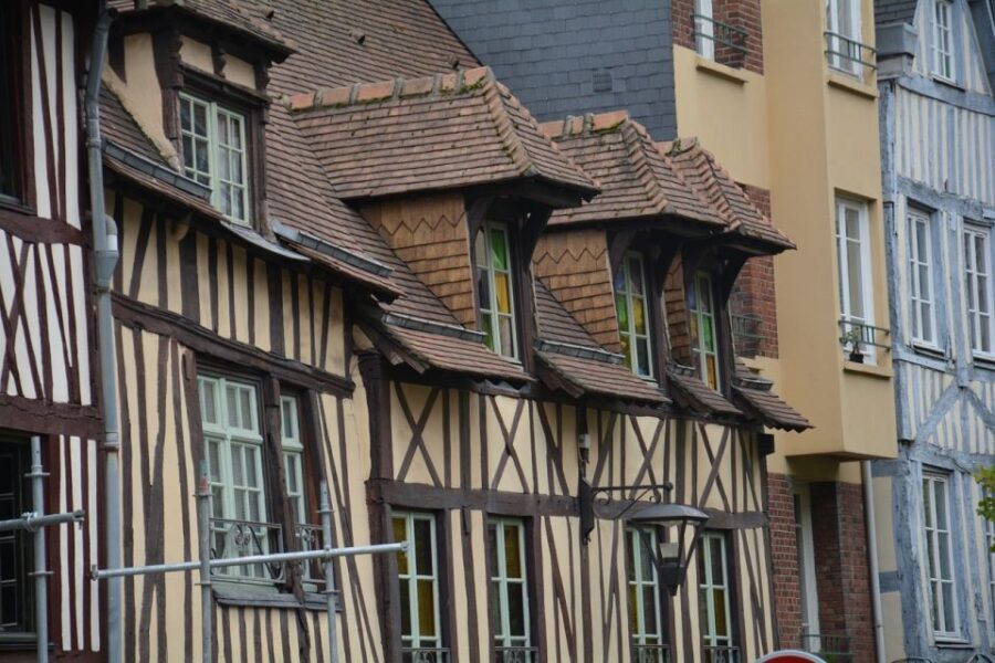 rouen-outdoor-escape-game-robbery-in-the-city-thrilling-adventure-with-the-professor