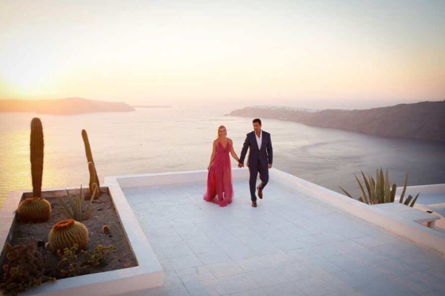 Santorini: Photo Shoot With a Private Vacation Photographer