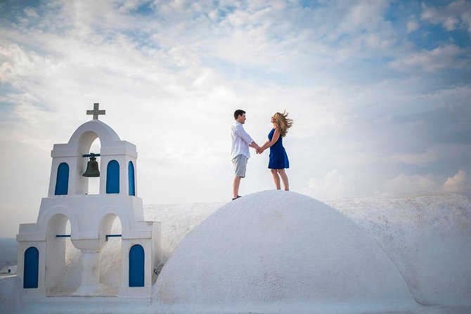 Santorini Walking Tour With a Personal Photographer