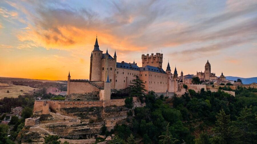 Segovia: Private City Walking Tour With Alcázar of Segovia