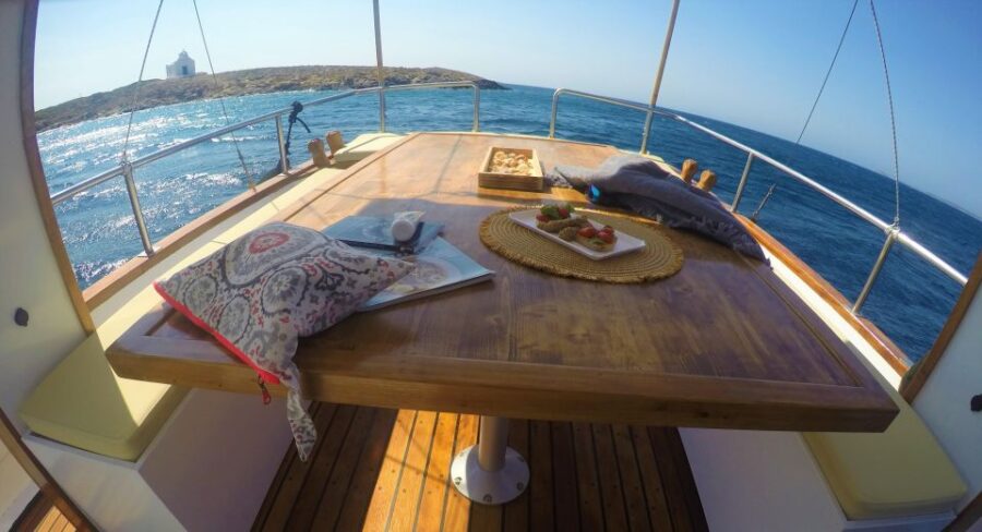 Semi-Private Yacht Cruise to Antiparos & Despotiko With Lunch