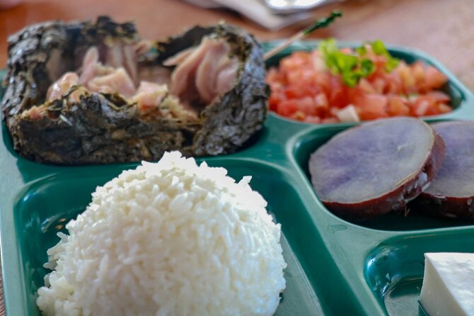 Shared Food & Waterfall Tour in Honolulu