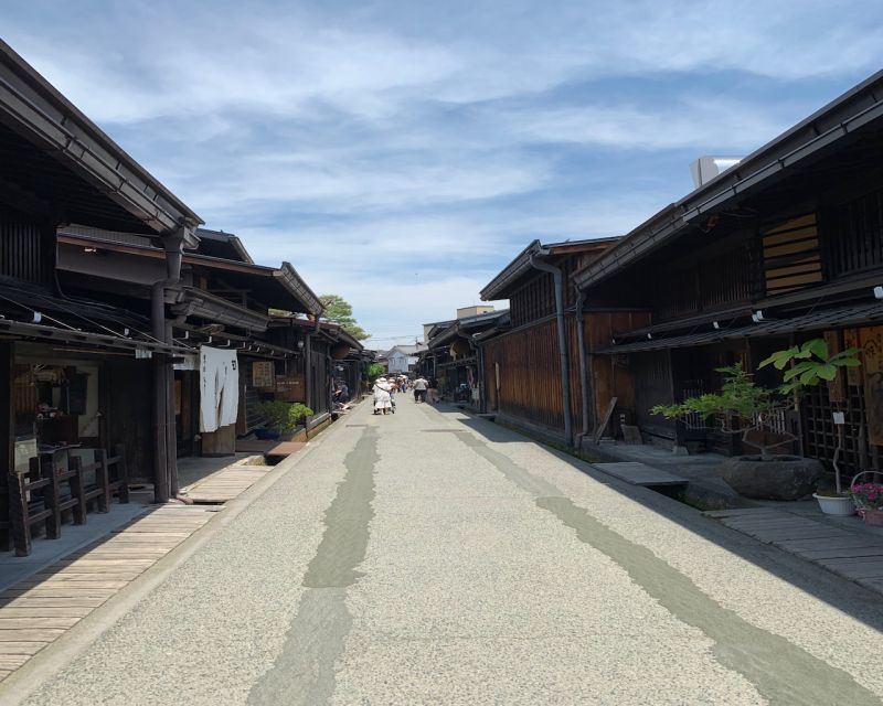 Takayama: Old Town Guided Walking Tour 45min. - Tour Overview