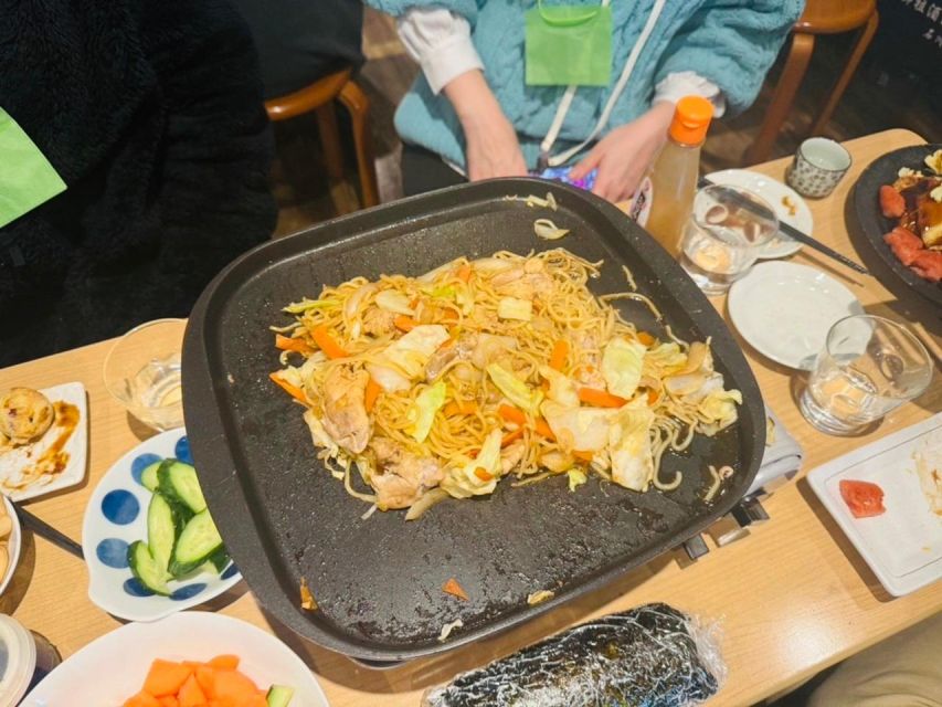 tokyo-shared-yakisoba-making-and-all-you-can-drink-sake-experience-with-sake-and-yakisoba
