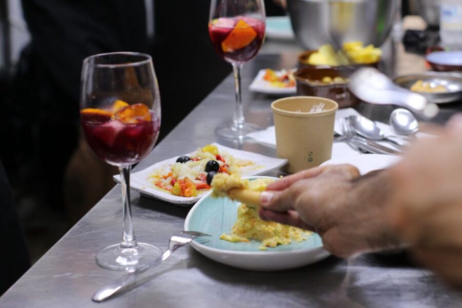 Valencia: Traditional Paella Cooking Class and Dinner