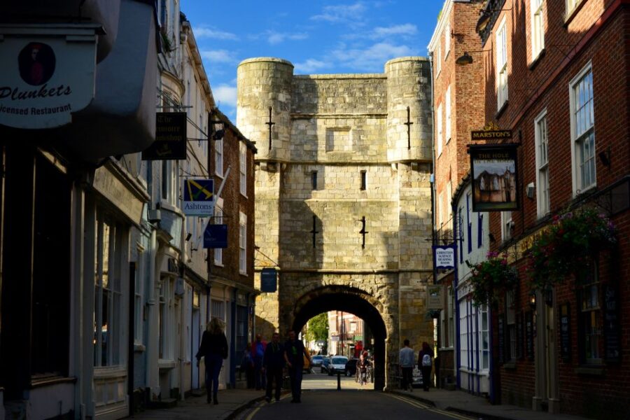 york-private-guided-walking-tour-explore-medieval-streets-and-snickelways