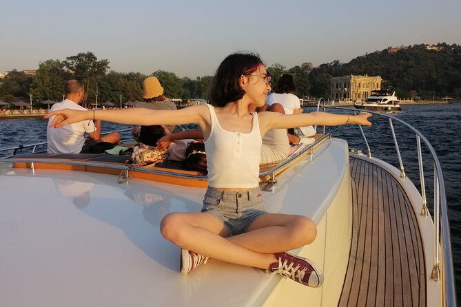 Golden Sunset Cruise on Luxury Yacht in Istanbul Bosphorus - Whats Included