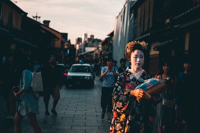Kyoto Gion Geisha District Walking Tour - The Stories of Geisha - Tour Duration and Group Size