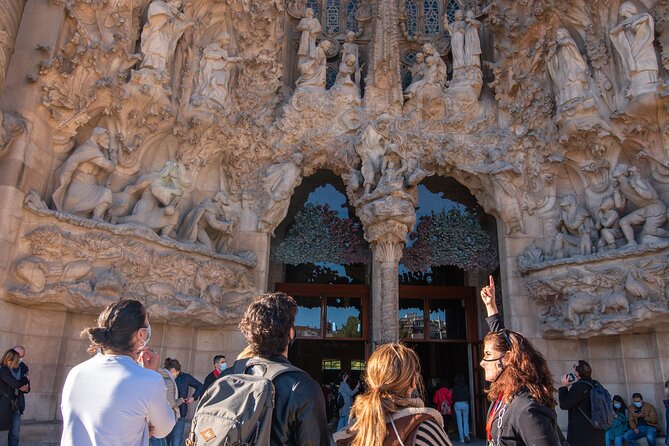 Sagrada Familia Small Group Guided Tour With Skip the Line Ticket - Admiring the Cathedral